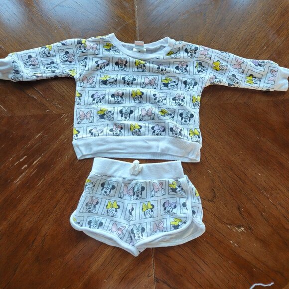 Sale 🎉🥳 4/$25 or $10 Minnie Mouse Set Size 18M - Picture 1 of 3